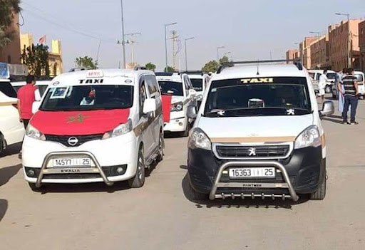 بعد تجاهل الحكومة إضرابهم.. سائقوا سيارات الأجرة يقررون عدم الامتثال لقرار تقليص الطاقة الاستيعابية إلى 50 بالمائة