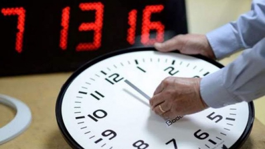 بتشكيل الحكومة الجديدة وبداية الموسم الدراسي الجديد عاد جدل الساعة الإضافية إلى الواجهة وسط مطالب بإلغائها