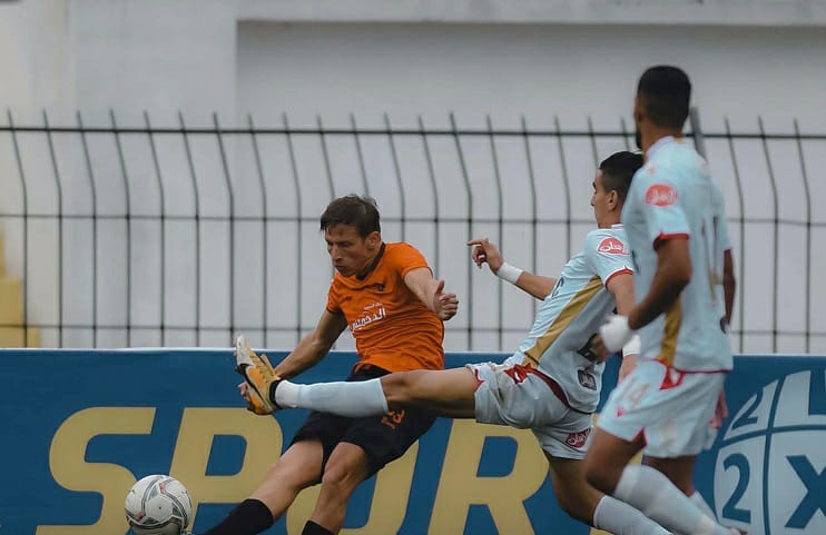 فريق النهضة البركانية يتجرع مرارة الهزيمة الأولى في الموسم أمام مضيفه الوداد البيضاوي