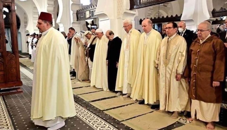 ظهور مسؤولين جزائريين بلباس مغربي خلال صلاة عيد الفطر ووزير خارجيتهم بلباس بدون هوية