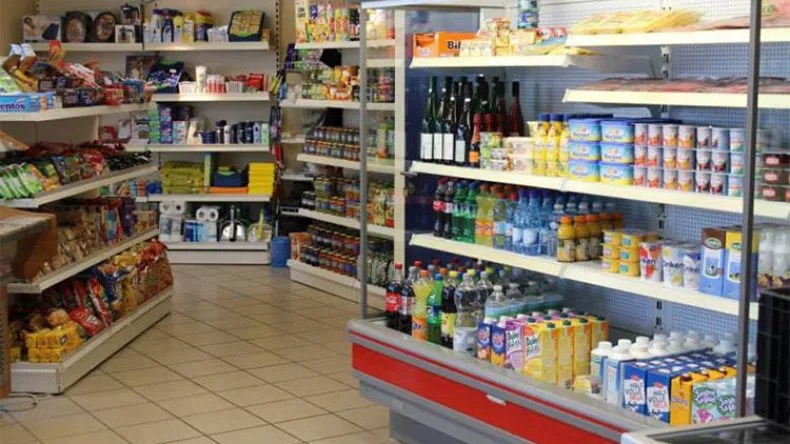 تجار يقطعون كهرباء المبردات لخفض فاتورة الاستهلاك وآخرون يفرضون زيادات في السلع لتسديد فواتير كهرباء محلاتهم والجهات المختصة خارج التغطية