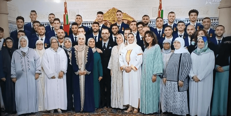 الملك يوشح الركراكي ولاعبي المنتخب بأوسمة ملكية بحضور عائلاتهم