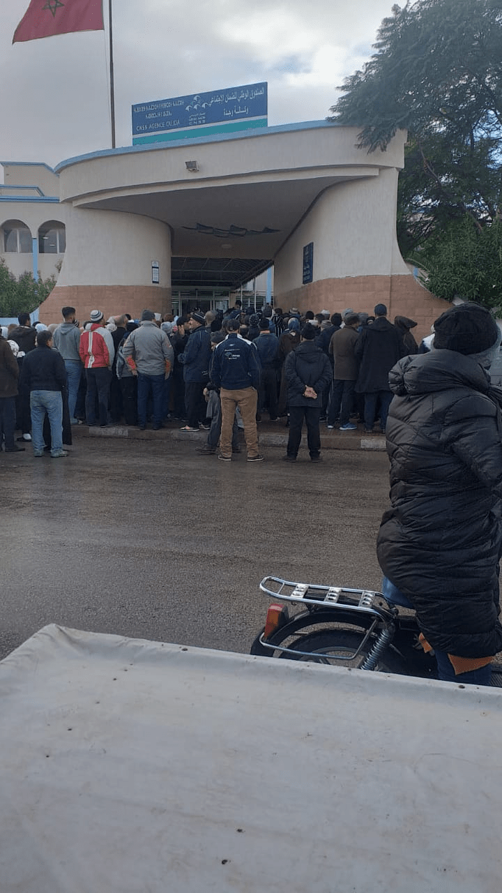 بعد تحويل “RAMED” إلى “AMO” طوفان بشري يَحُجُّ في وقت مبكر لوكالة الضمان الاجتماعي بوجدة
