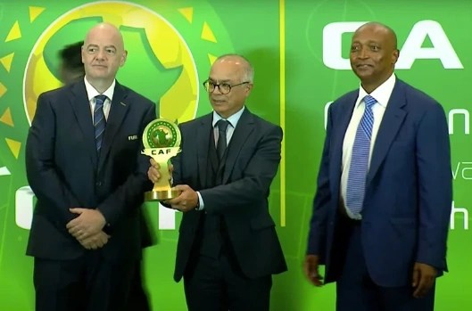 الاتحاد الإفريقي لكرة القدم يمنح جائزة “التميز” للملك محمد السادس نظير إنجازات عام 2022 في الرياضة