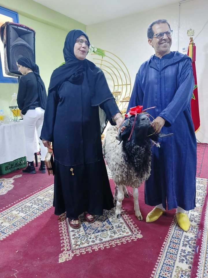 “هذا هو التكريم وإلا فلا” تكريم أستاذ متقاعد بإهدائه خروف العيد 