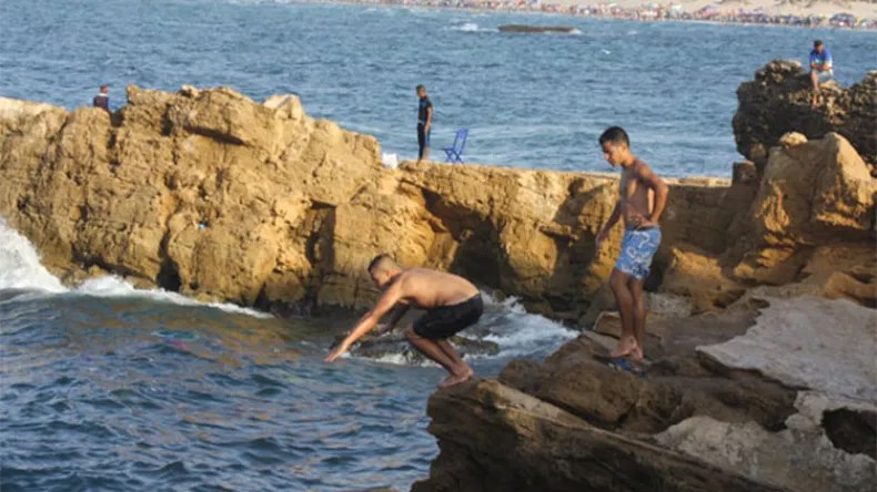 حوادث قاتلة وإصابات بالشلل.. شباب يجازفون في الشواطئ الصخرية