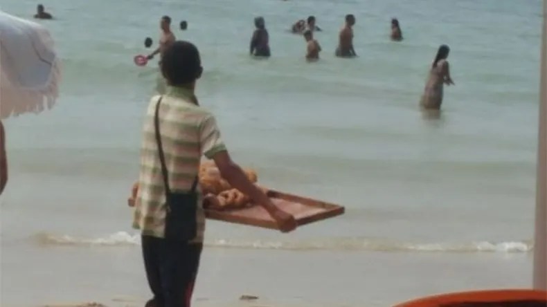 لاقتناء المستلزمات المدرسية وملابس الدخول المدرسي.. أطفال يضحون بالعطلة لمساعدة عائلاتهم