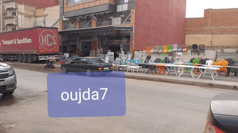 الظاهرة التي عجزت السلطة عن محاربتها.. أصحاب محلات تجارية بوجدة يستغلون الملك العمومي