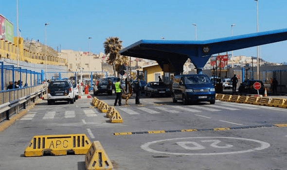 ضبط مسدس أوتوماتيكي وسترة واقية بسيارة جزائري مباشرة بعد ولوجه إلى التراب الوطني