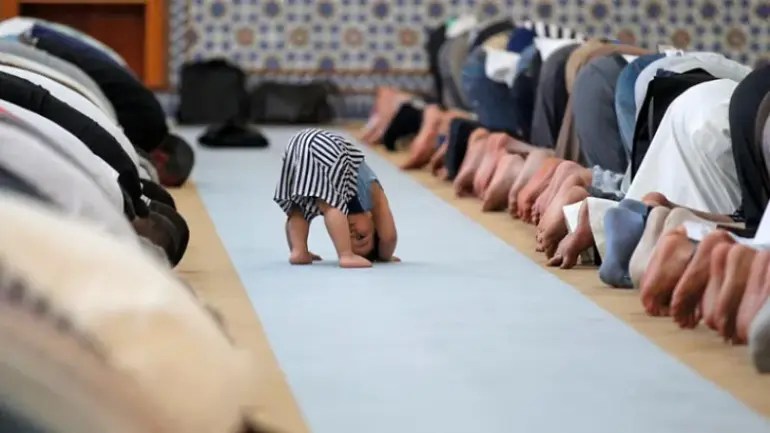 لعب الأطفال الصغار يتسبب في شجار الكبار في المساجد خلال صلاة التراويح