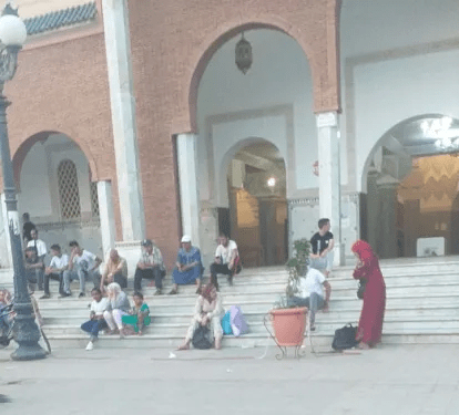 رغم أنه يتوفر على لا ئحة مكتوب عليها “ممنوع الجلوس” مسجد “الفضيلة” الكائن بساحة سيدي عبد الوهاب يتحول إلى محطة للاستراحة