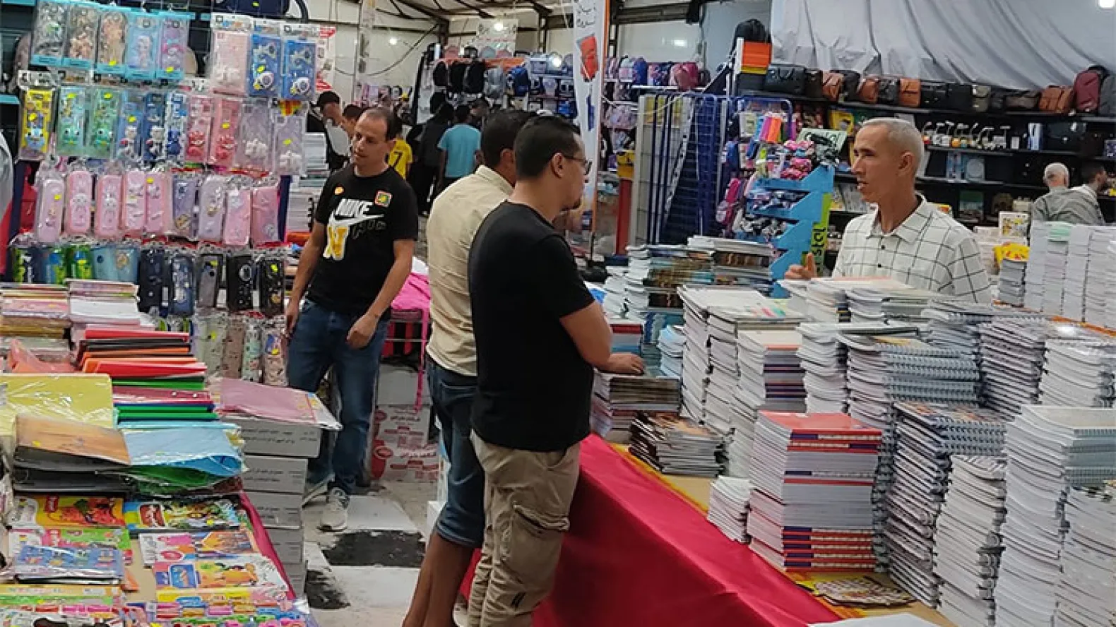 عائلات تخوض رحلة الاستعداد للدخول المدرسي