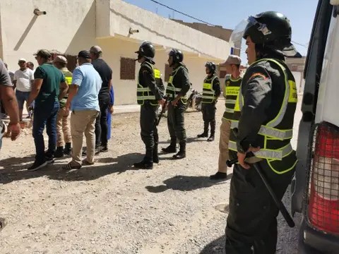 قائد يتعرض للرشق بالحجارة خلال حملة لمحاربة البناء العشوائي