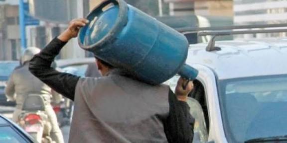 احتجاجات “جيل Z” تدفع الحكومة إلى تجميد مؤقت للزيادة الثانية في أسعار “البوطا”