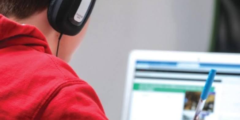 اعتماد التعليم عن بعد بسبب الفيضانات والتقلبات الجوية