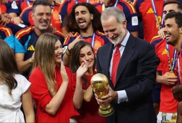 الملك محمد السادس يهنئ ملك إسبانيا بعد التتويج بكأس العالم