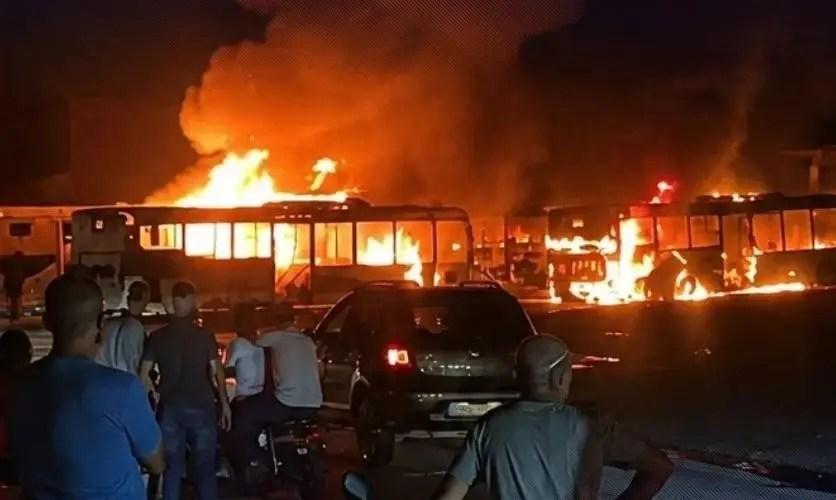 حريق مهول يلتهم حافلات داخل مستودع بالحي الصناعي بوجدة