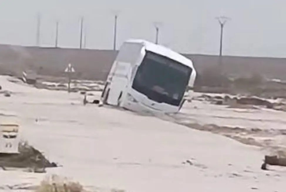 أمطار غزيرة تحاصر حافلة وتعرقل حركة السير بإقليم فجيج