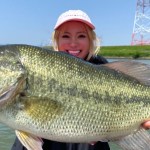 デカバス釣って号泣する女