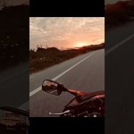夕陽を見ながらバイクでツーリング