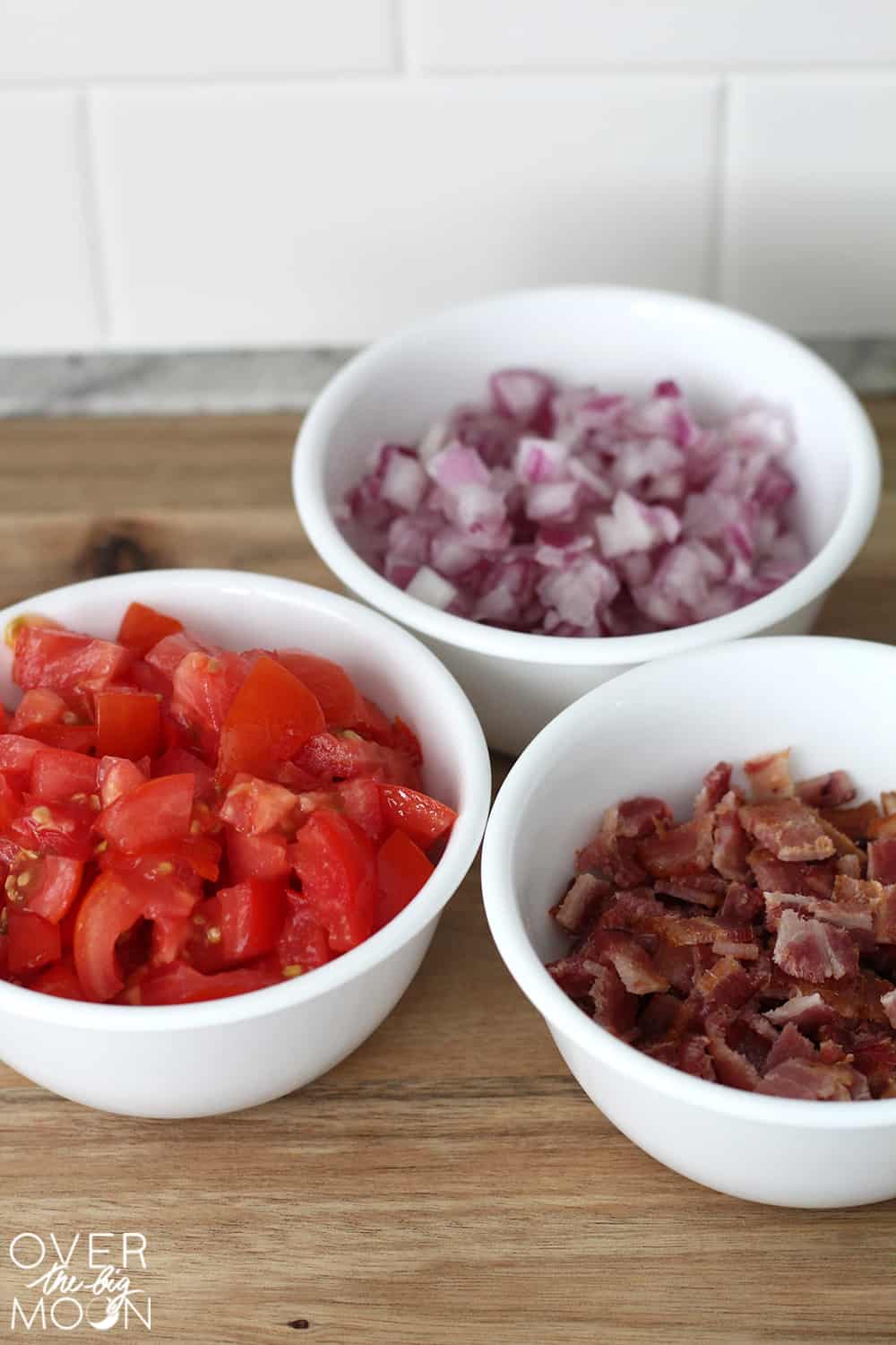 BLT Salad - This is the perfect side salad for a BBQ for party! And the creamy ranch dressing is so tasty! | www.overthebigmoon.com