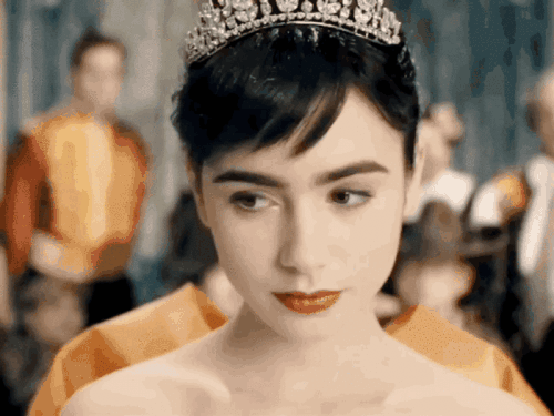 好萊塢女星莉莉柯林斯(lily collins)因演出netflix影集《艾蜜莉在巴黎》(emily in paris)再次受到關注與喜愛。今(8)日她在ig曬出多張婚紗照，宣布與導演男友查理麥克道威爾(charlie mcdowell) 已於上週末4日結婚的好消息。 今(8)日莉莉. èŽ‰èŽ‰æŸ¯æž—æ–¯ig