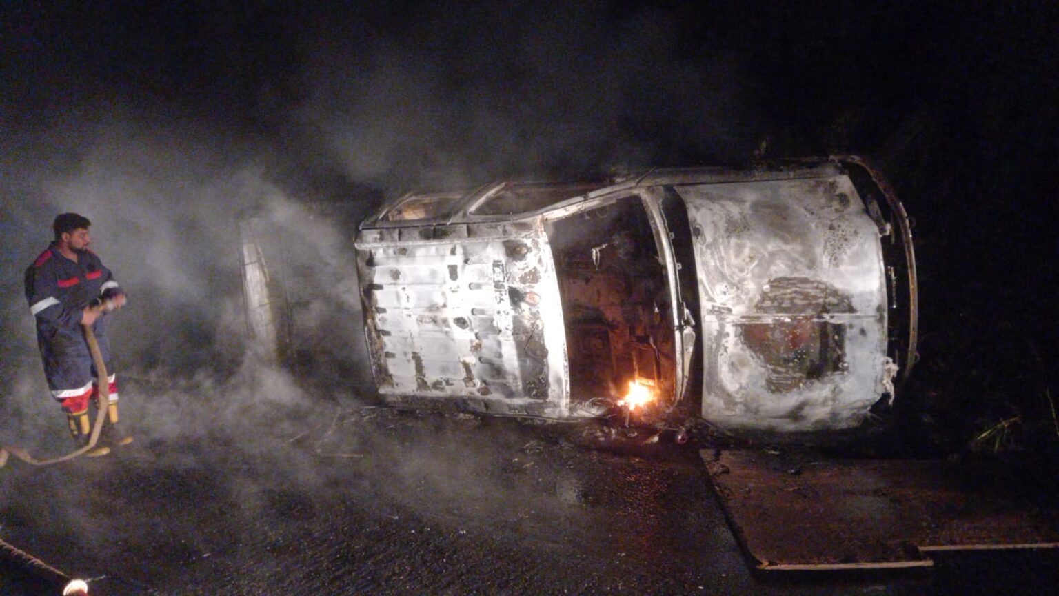 Incêndio Toyota Hilux PR-170 Defesa Civil General Carneiro Bituruna veículo destruído quinta-feira
