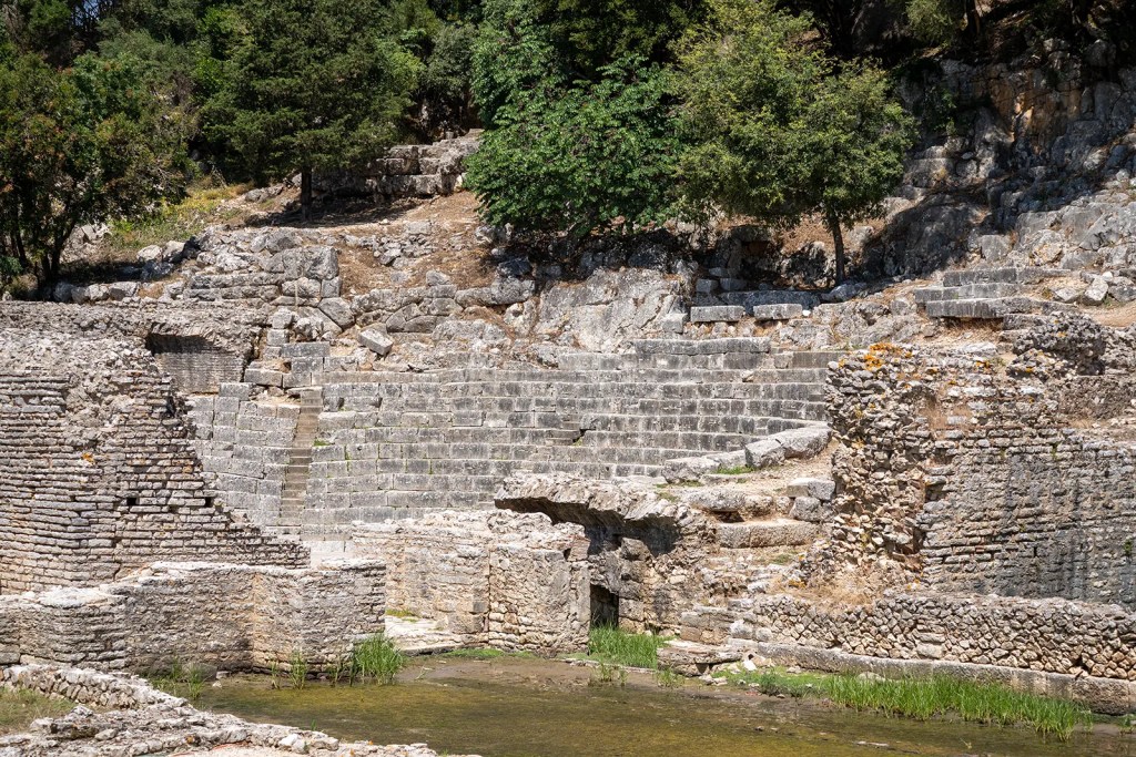 Antikes griechisch-römisches Amphitheater im UNESCO-Welterbe Butrint in Albanien