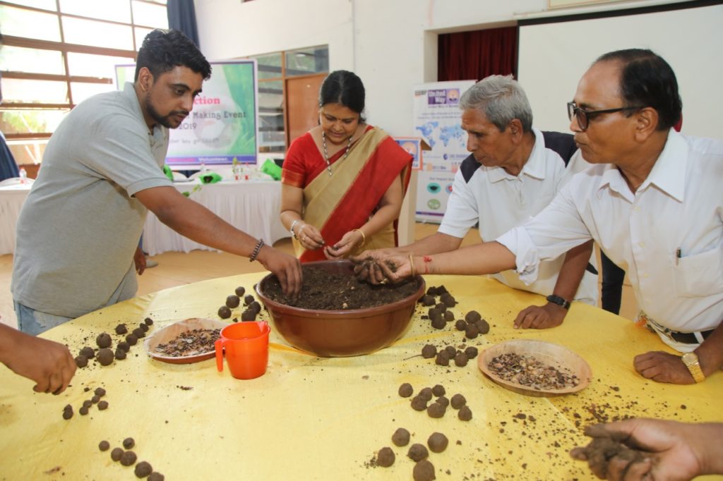 Seed-Balls-making-with-chief-guest.--1024x682