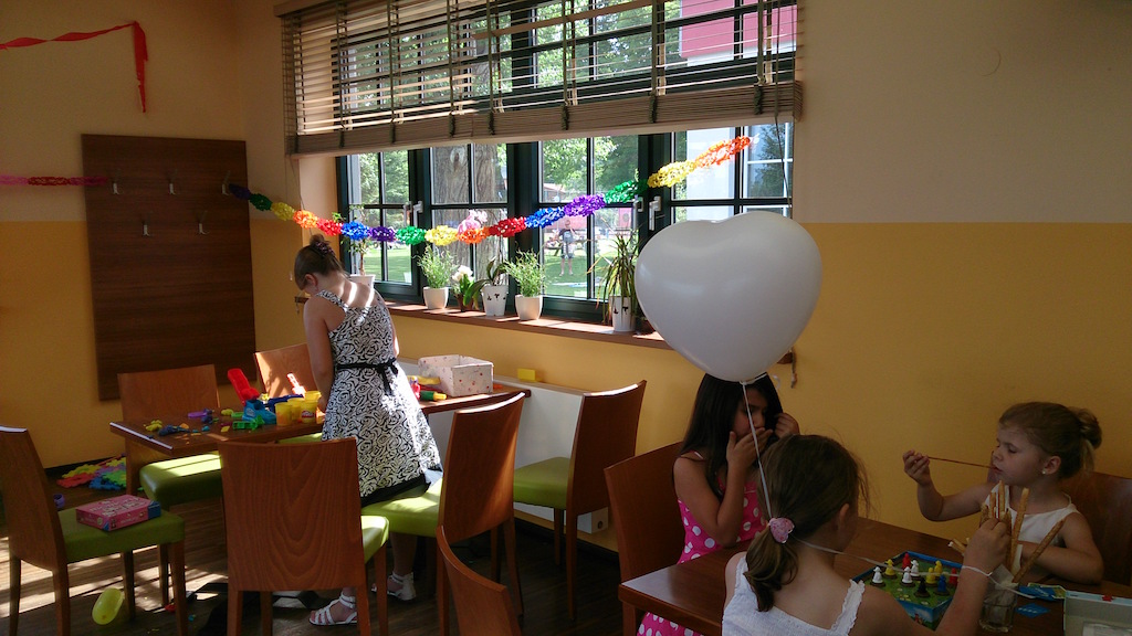 Unser eigener Bereich! Hier dürfen wir Kind sein und malen, basteln, spielen...und sogar bei Gutenacht-Geschichten einschlafen....