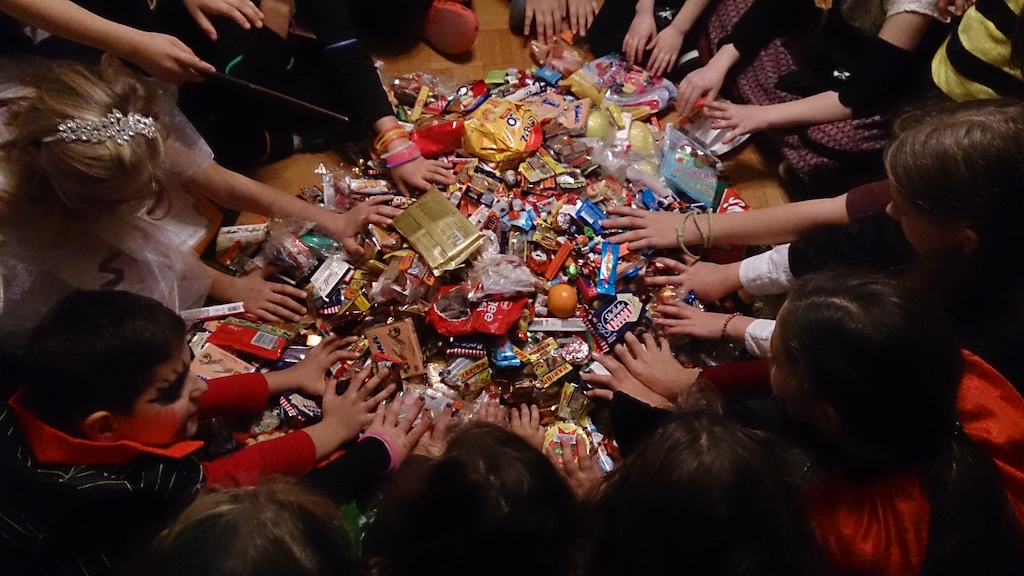 Auch Halloween muss gefeiert werden...Süßigkeiten bis Ostern...