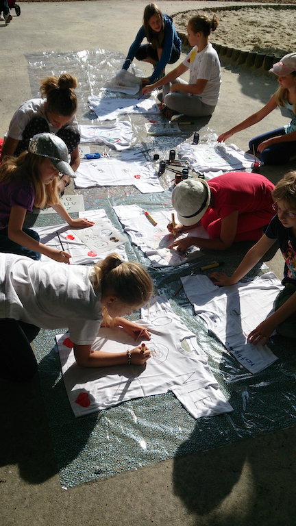 T-Shirts bemalen, besprayen...eine tolle Erinnerung an das Tagescamp
