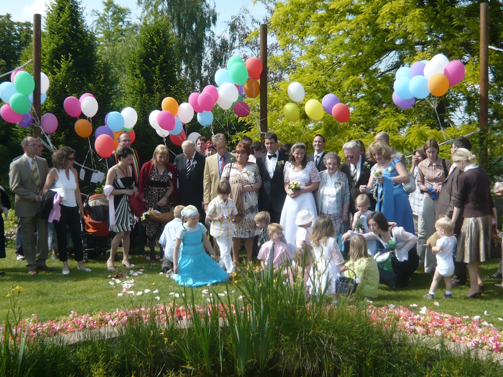 Wer sagt, dass Hochzeiten langweilig sind ? Blumenstreuen ...das ist unser Job!