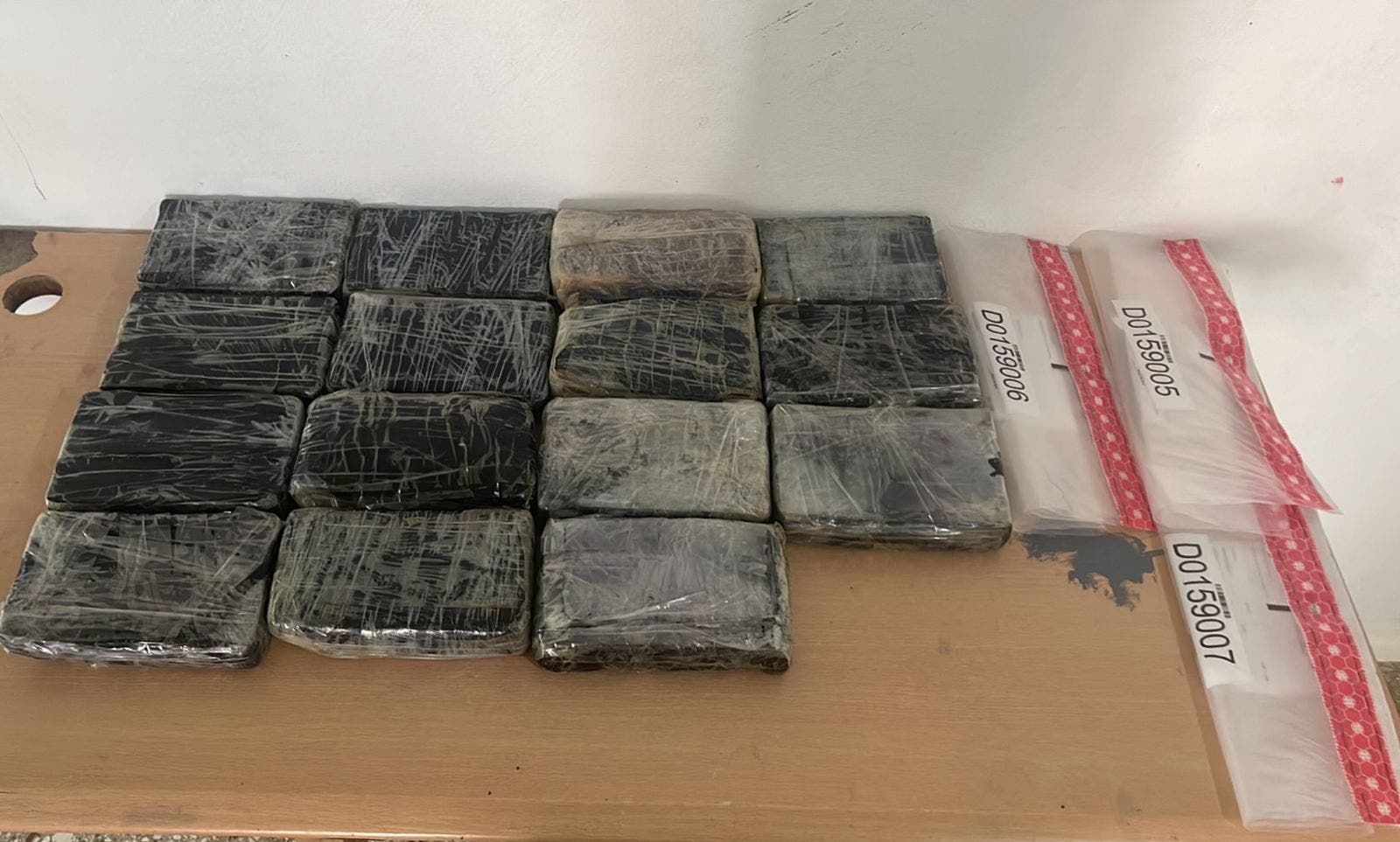 DNCD decomisa 15 paquetes de cocaína y arresta dos en Higüey