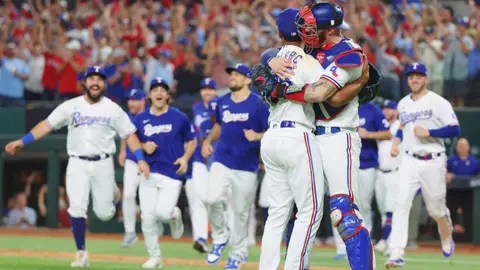 Foto de jugadores de los Texas Rangers celebrando triunfo.