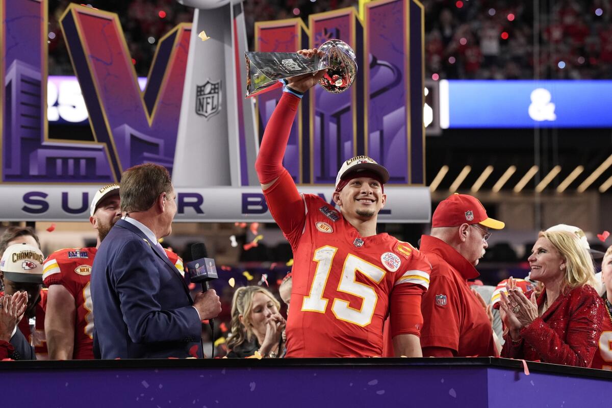 Foto de Patrick Mahomes con el trofeo del Super Bowl.