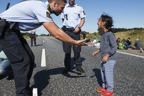 ΣΥΓΚΙΝΗΤΙΚΕΣ ΣΤΙΓΜΕΣ ΣΤΑ ΣΥΝΟΡΑ: ΑΣΤΥΝΟΜΙΚΟΣ ΠΑΙΖΕΙ ΜΕ ΠΡΟΣΦΥΓΟΠΟΥΛΟ