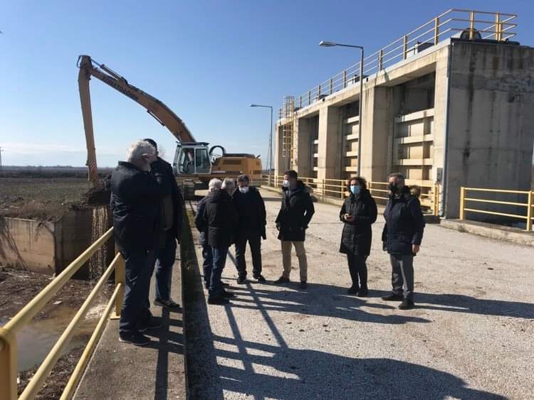 ΚΑΘΑΡΙΣΜΟΙ ΣΕ ΘΥΡΟΦΡΑΓΜΑΤΑ ΤΟΥ ΕΝΙΠΕΑ ΑΠΟ ΤΗΝ ΠΕΡΙΦΕΡΕΙΑ ΘΕΣΣΑΛΙΑΣ