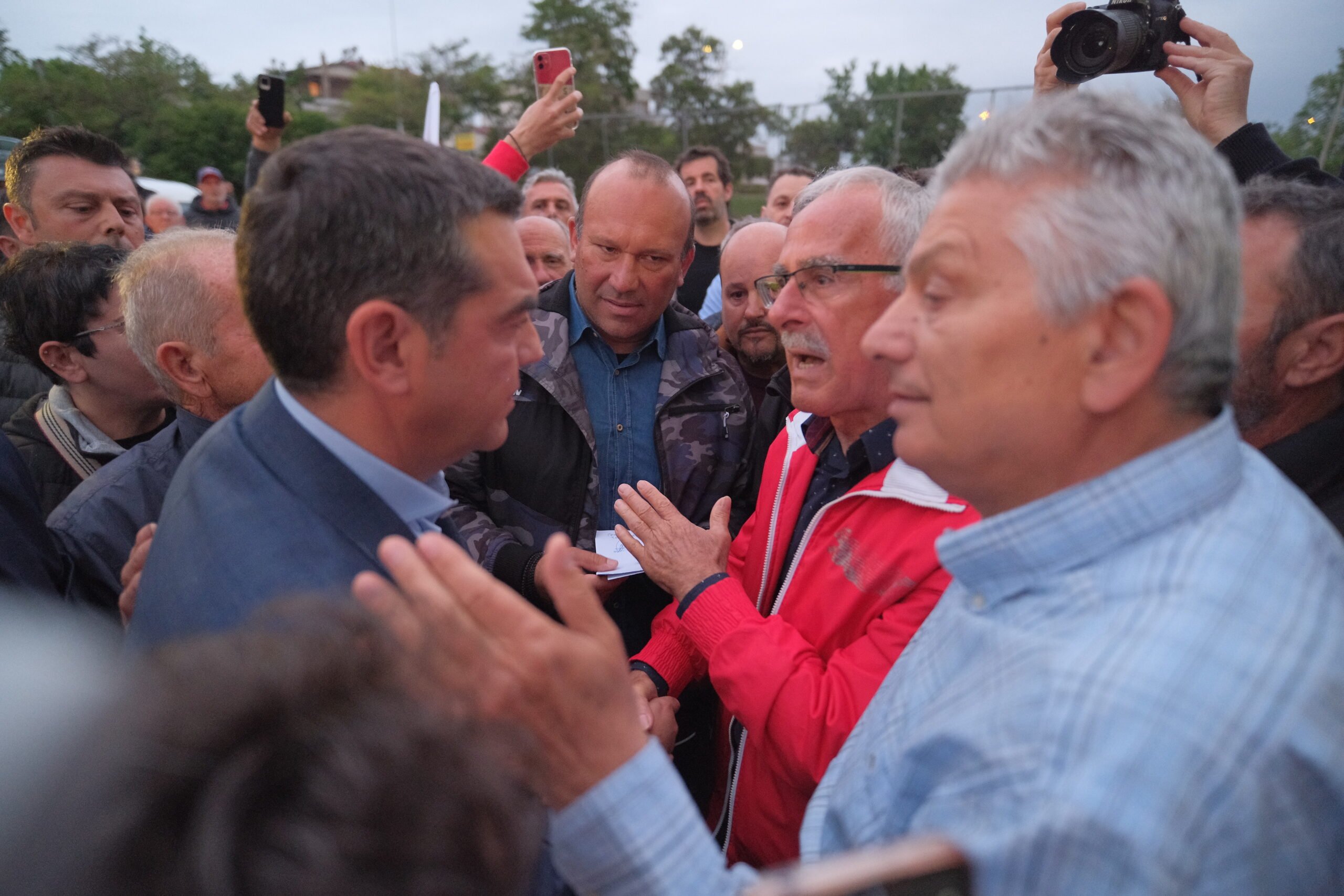 ΔΕΣΜΕΥΣΕΙΣ ΤΟΥ ΑΛ. ΤΣΙΠΡΑ ΓΙΑ ΤΟΥΣ ΣΕΙΣΜΟΠΛΗΚΤΟΥΣ ΣΤΟ ΔΑΜΑΣΙ ΚΑΙ ΤΟ ΚΑΡΦΙ ΣΤΟΝ «DALTON»