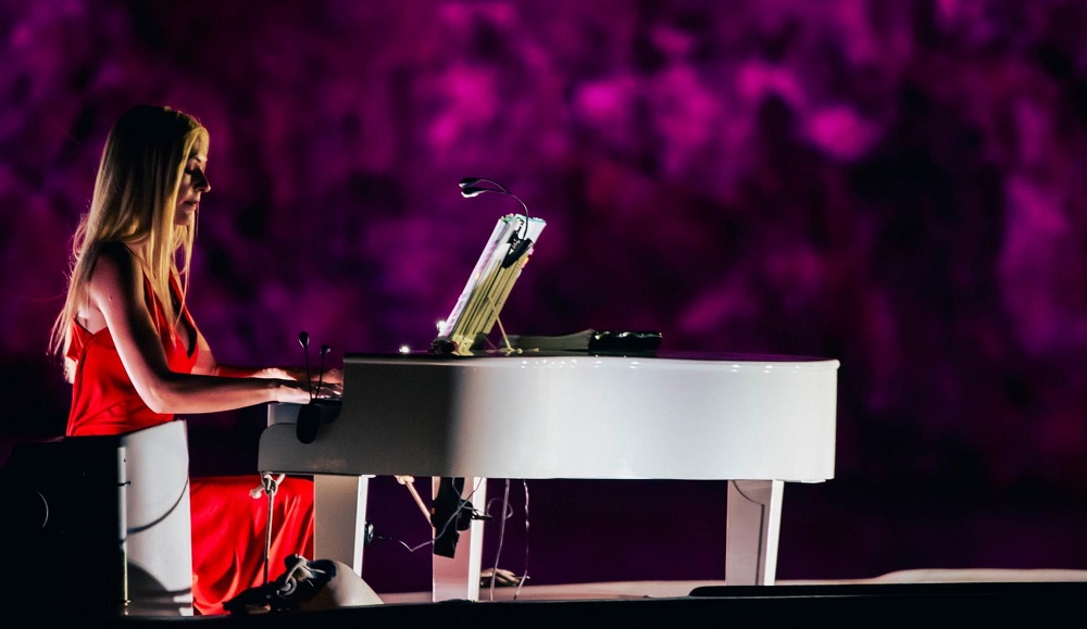 Συναυλία βγαλμένη από παραμύθι με την Έλενα Ξυδιά πάνω σε λίμνη! (photo-video)