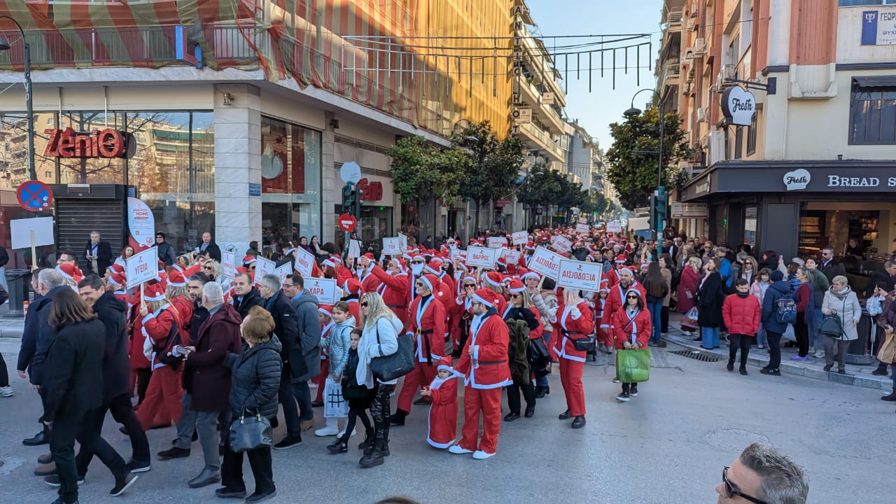 Santa Walk Λάρισα: Μηνύματα αισιοδοξίας, θάρρους και αλληλεγγύης έστειλαν εκατοντάδες «Άι Βασίληδες» από το κέντρο της πόλης