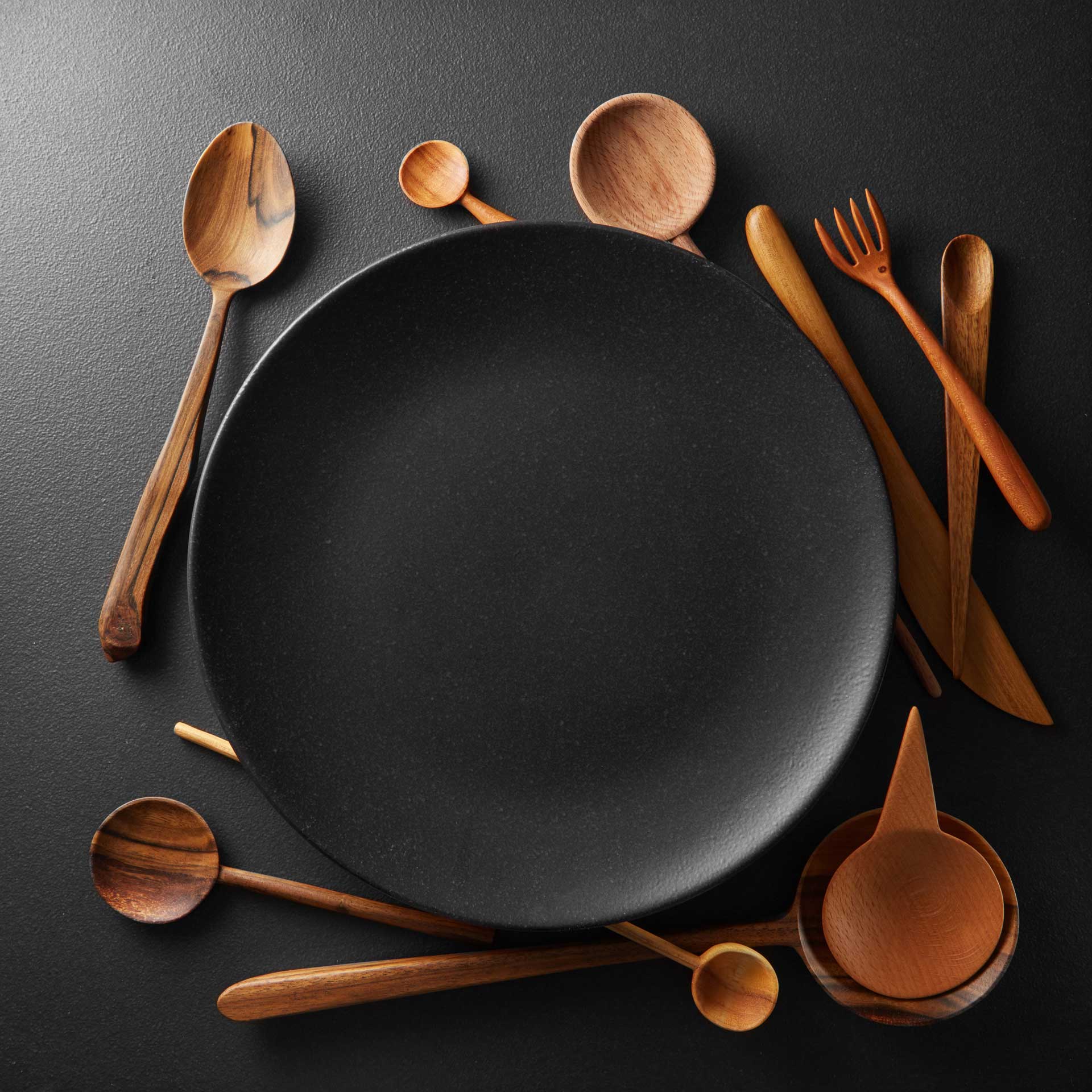 setting-empty-plate-and-wooden-cutlery-PLWA77H.jpg