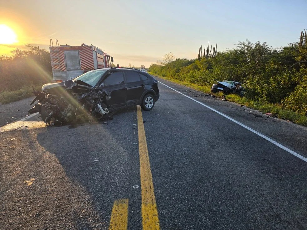 Motorista morre após colisão frontal entre dois carros na BR-230, na PB