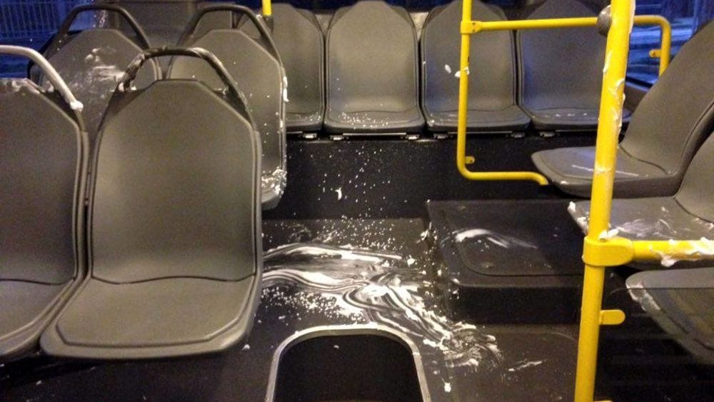 vandalismo su tram e bus