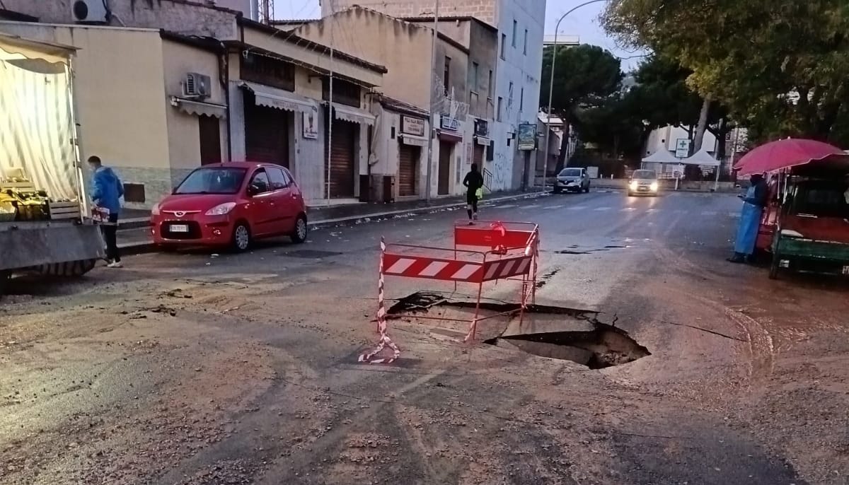 Palermo, voragine in via Cesare Terranova: un pericolo ignorato da giorni