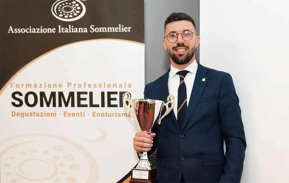 Cristian Giannilivigni, classe 1990, palermitano, è stato incoronato Miglior Sommelier di Sicilia 2025. Una consacrazione arrivata con forza, competenza