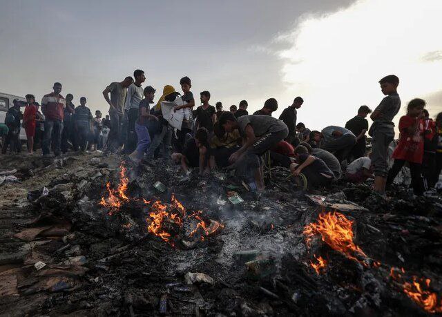 21 شهيدًا في مجزرة إسرائيلية جديدة بحق النازحين في مواصي رفح
