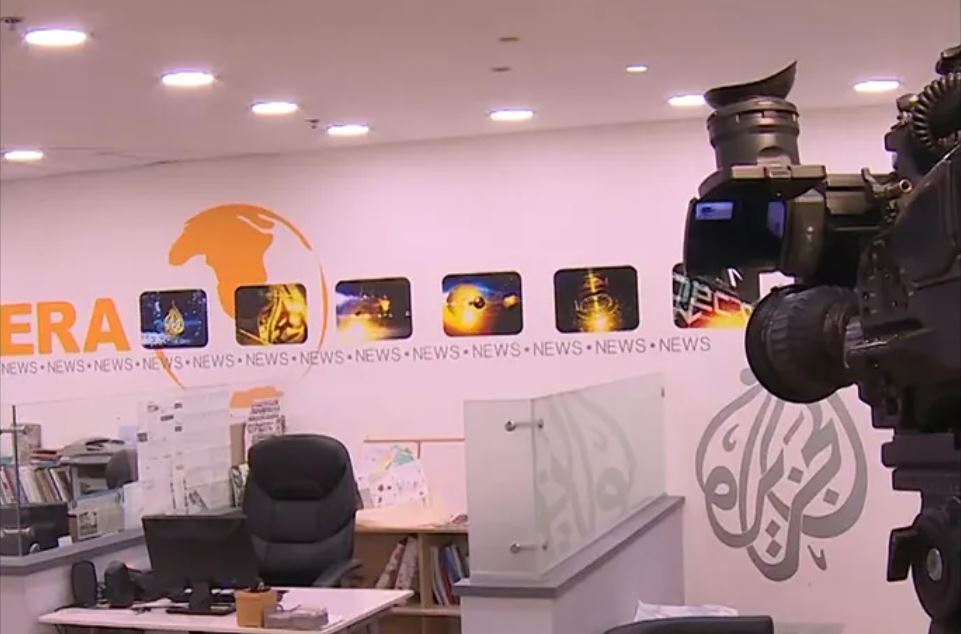 الاحتلال يقتحم مقر شبكة الجزيرة برام الله ويمدد إغلاقه