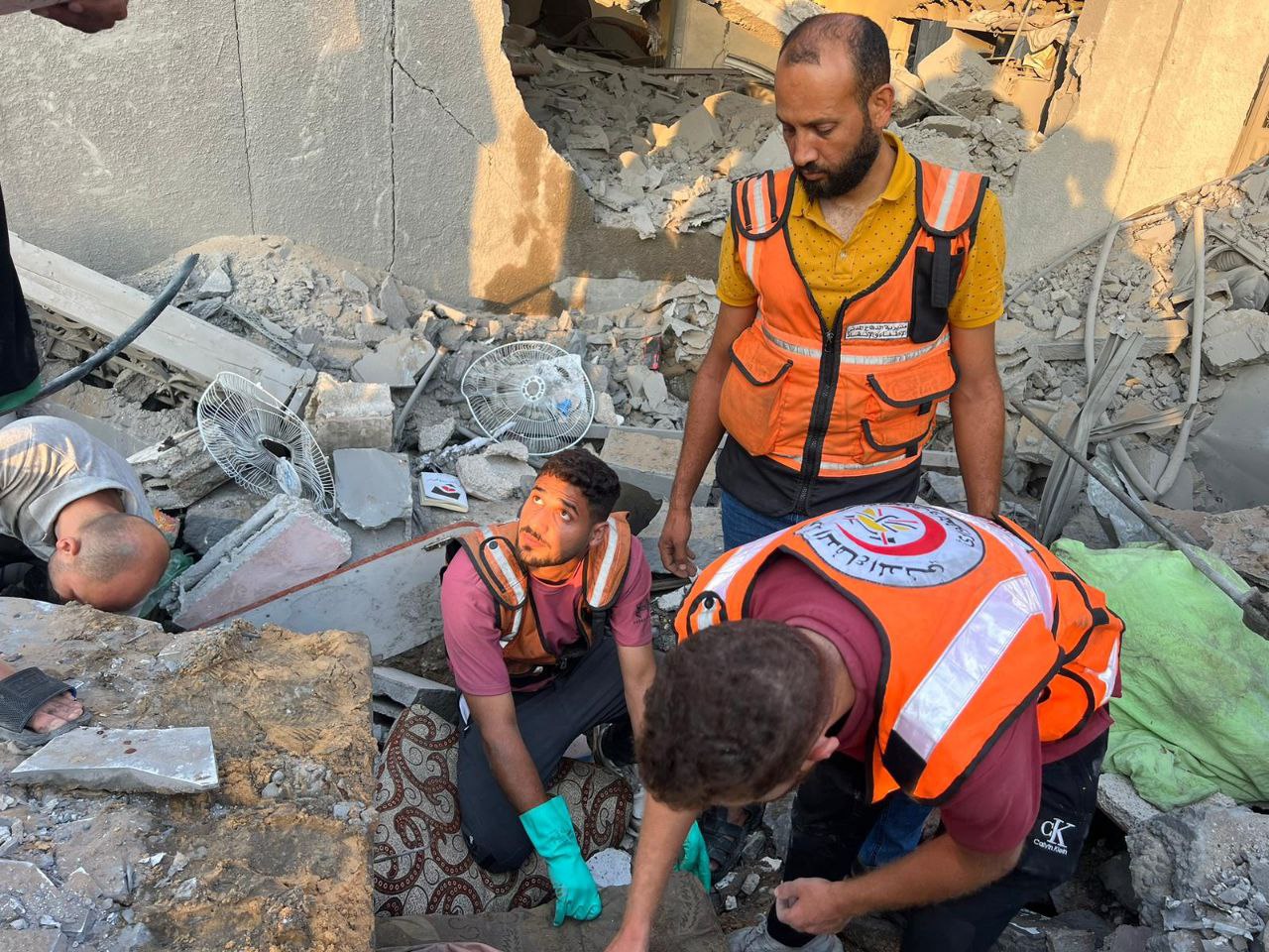 3 شهداء من كوادر الدفاع المدني بقصف إسرائيلي على غزة