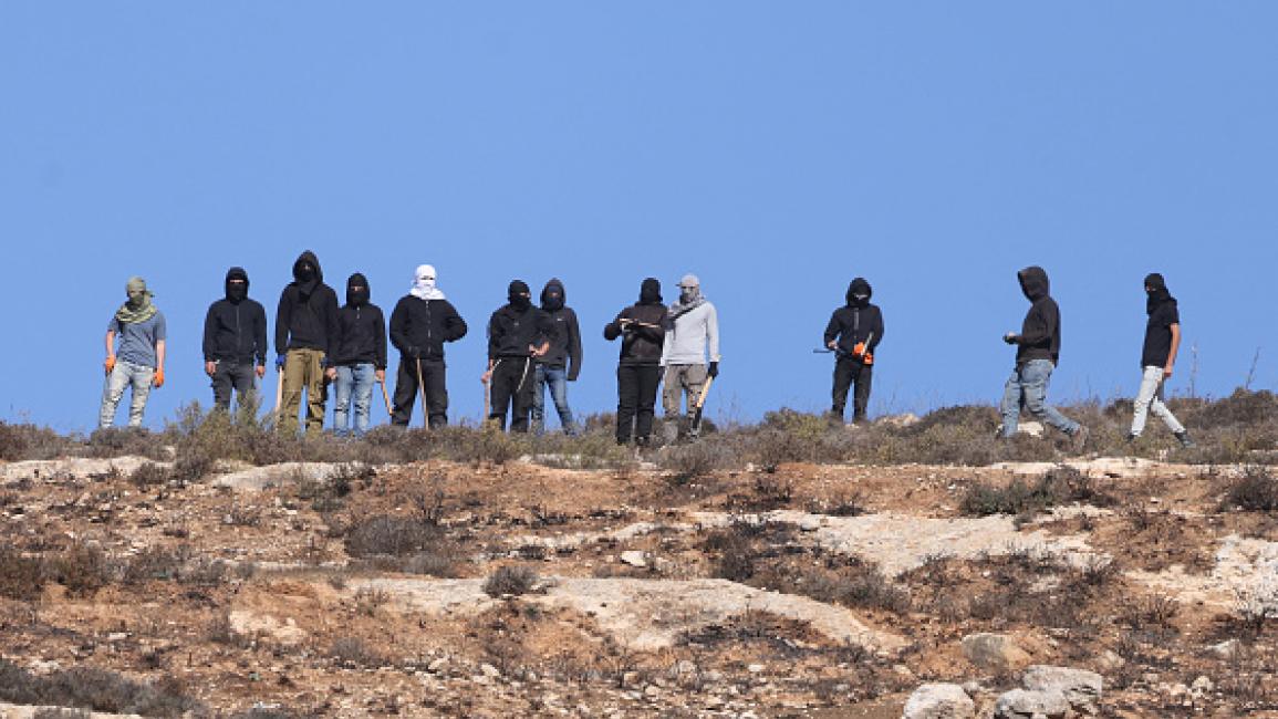 مستوطنون يمعنون مزارعين فلسطينيين من الوصول لأراضيهم